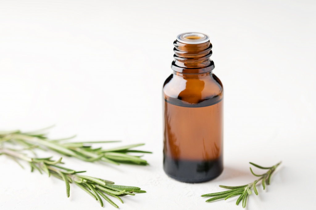 Как использовать масло розмарина для укрепления волос Как использовать масло розмарина для укрепления волос