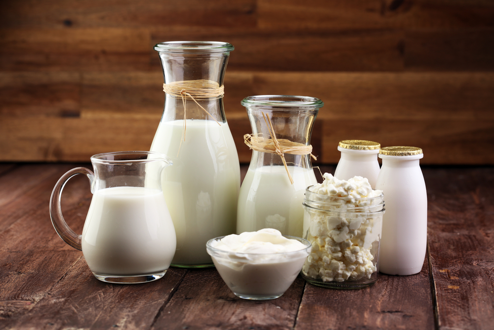 Самыми распространенными блюдами из кислого молока считаются творог, сметана, кефир, ряженка, йогурт Доказано, что кисломолочные продукты положительно воздействуют на организм, к тому же они вкусны