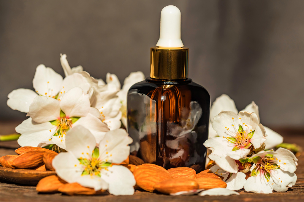 Эфирные масла миндаля активно используются для косметических и медицинских целей Эфирные масла миндаля