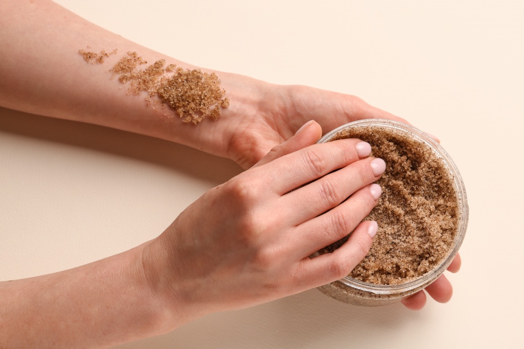 Скраб – это средство на основе кремового состава и абразивных частиц в виде измельченных плодовых или ягодных косточек, крошки из скорлупы ореха, морской соли, шариков из синтетики Скраб