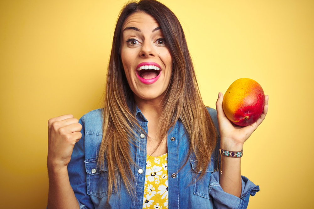 Манго не перегружено калориями, а питательные вещества, которые содержатся в этом фрукте, повышают иммунитет и улучшают пищеварение Манго