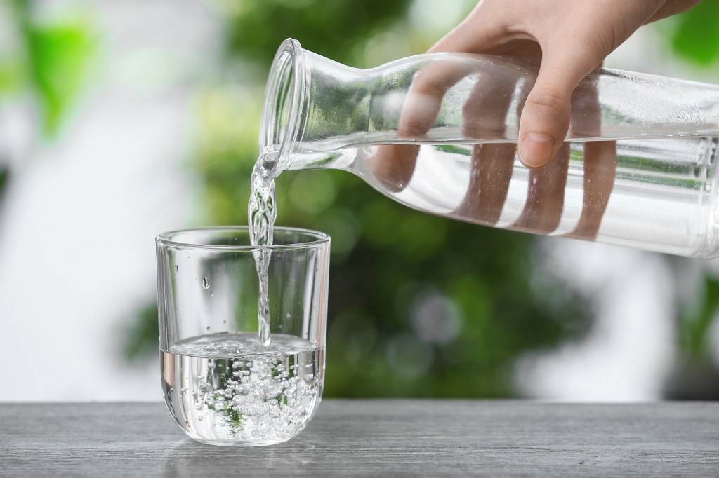 При любых диетах необходимо выпивать достаточное количество воды Вода – бесцветная жидкость, без вкуса и запаха