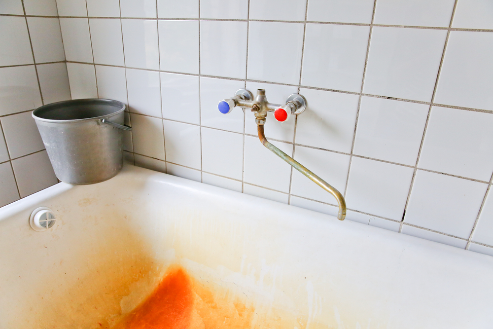 Пятна ржавчины характерного цвета возникают из-за высокого содержания железа в воде или износа домашней сантехники Желтизна может появиться по разным причинам