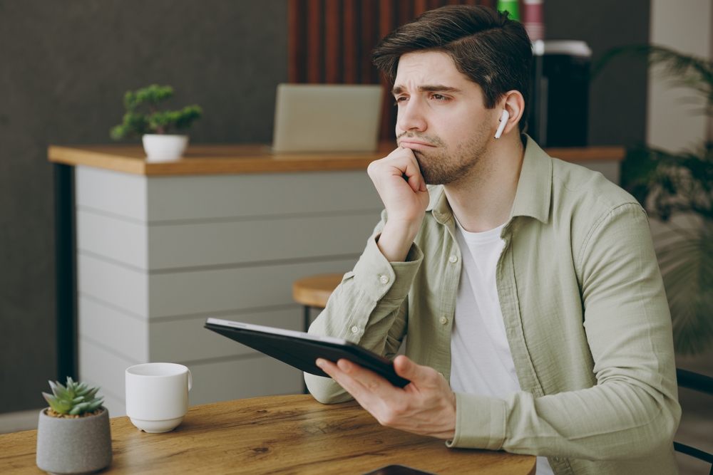 Причиной депрессии у мужчины может стать любая жизненная трудность или трагедия Мужчины менее интуитивны и эмоциональны, чем женщины