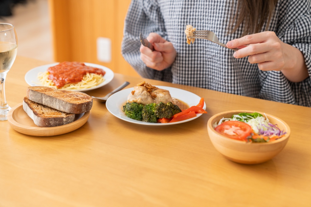 Принимая пищу перед телевизором, человек не концентрируется на трапезе и может съесть больше, чем собирался Ешьте медленно и концентрируйтесь на приеме пищи
