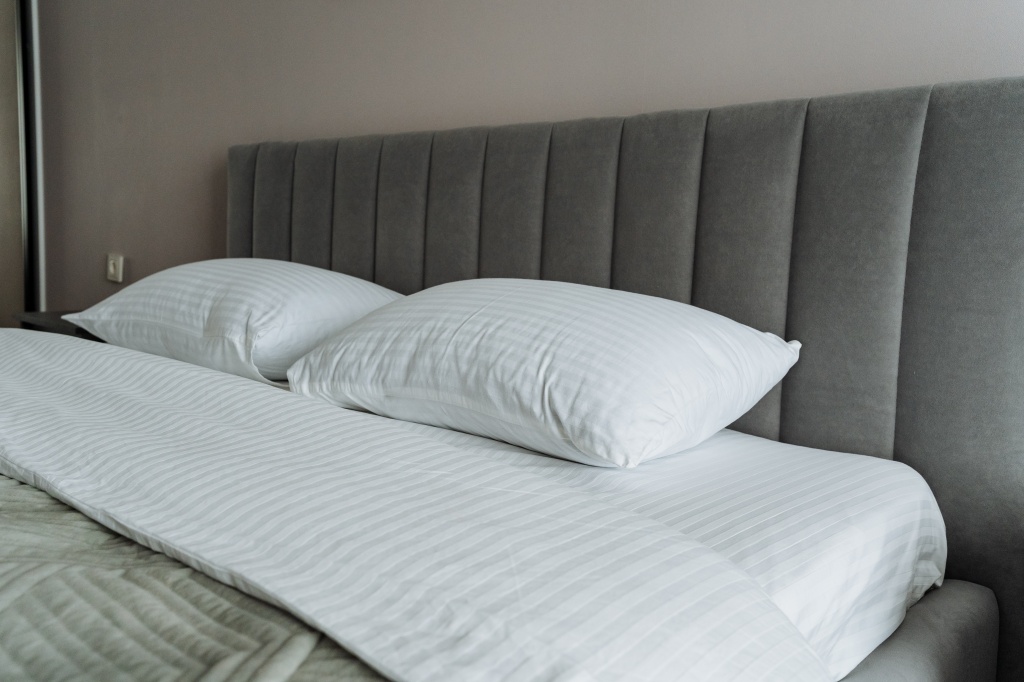 Взрослому человеку полагается спать 7-8 часов в день. Нужно вставать приблизительно в 7 часов утра, чтобы быть свежим и отдохнувшим Врачи рекомендуют ложиться спать в 22-23 часа. К этому времени организм начинает вырабатывать мелатонин, гормон, необходимый для сна