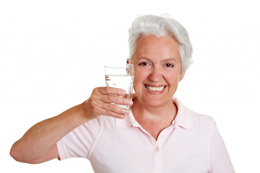 Гипертоникам полезно употреблять жидкость, но делать это нужно осторожно и осмысленно Важно помнить, что питье чего-либо не заменяет полноценной еды