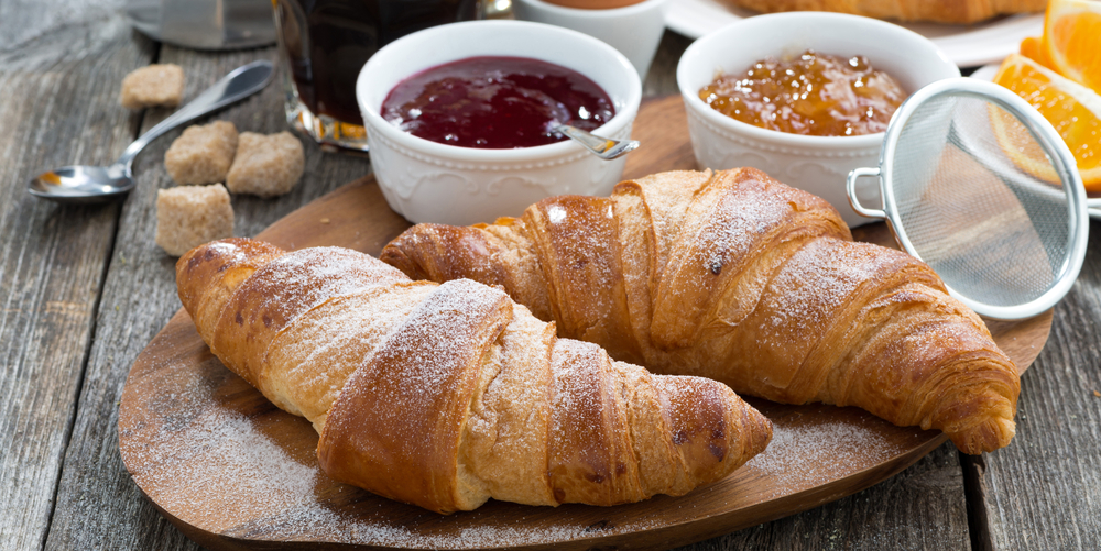 Углеводный завтрак Простые углеводы (кукурузные хлопья, бутерброды с колбасой или маслом, мюсли, сдоба) вызывают резкий выброс инсулина в кровь