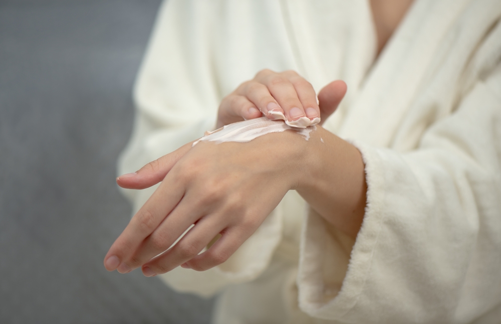 В продаже есть специальные маски для рук, выполненные в форме перчаток Использовать маски