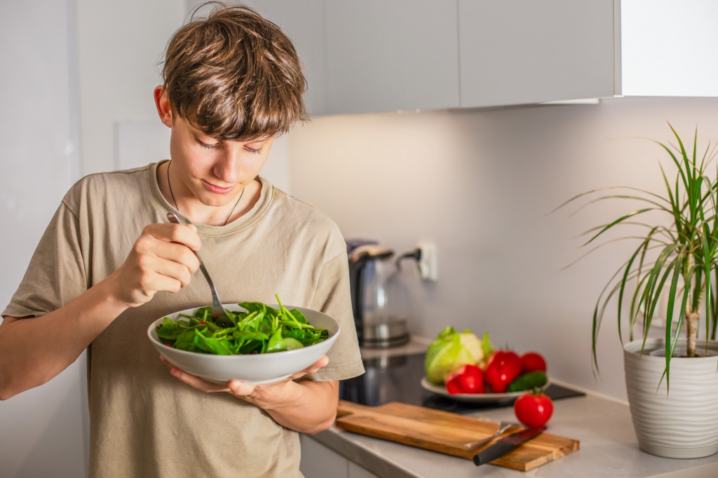 Если подросток придерживается такой системы питания, то в его рационе будет много полезных продуктов Плюсы вегетарианства в подростковом возрасте