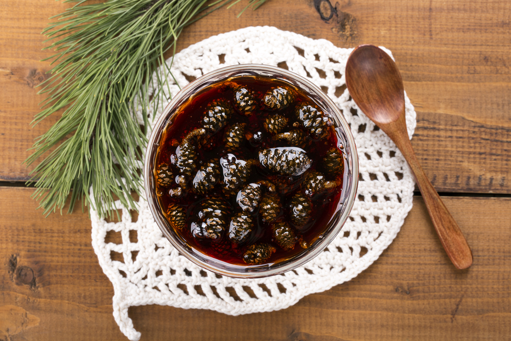 Сырые почки в пищу не годятся, но из них можно варить варенье, делать сиропы, чай Из них можно варить варенье