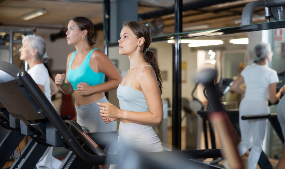 Беговая дорожка оснащена специальным табло, где можно отрегулировать нагрузку, отследить время или количество сжигаемых калорий Беговая дорожка