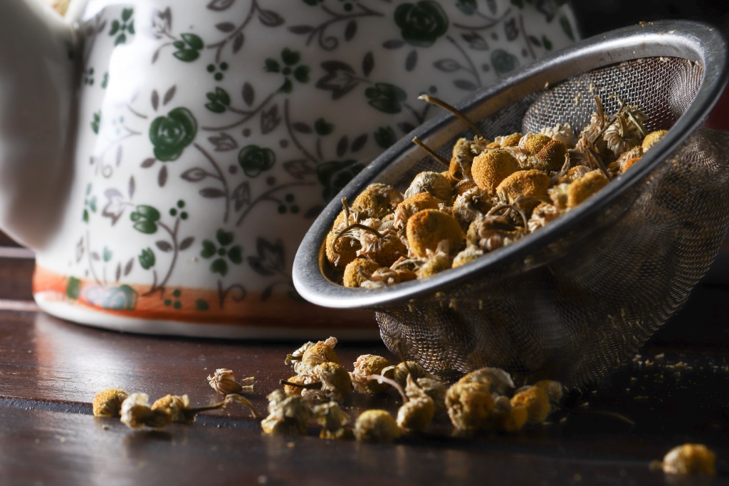 Для заваривания используется пакетик травы или чайная ложка сырья россыпью на стакан горячей воды Лечебная трава не заваривается с запасом. Если заваренная ромашка постоит некоторое время, то она станет горькой