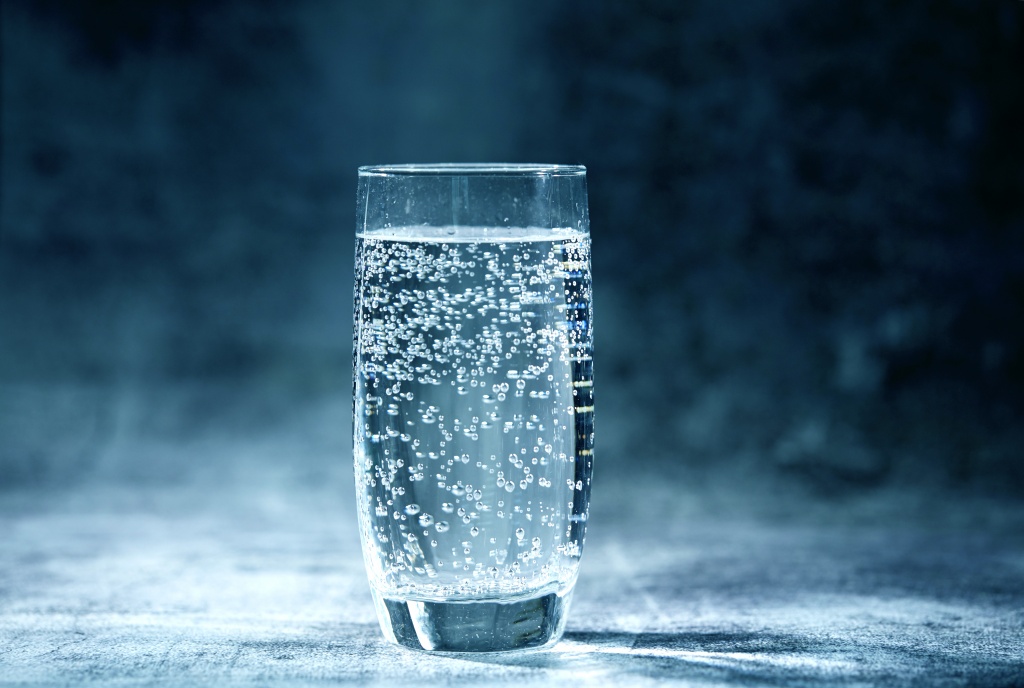 При выборе воды нужно обратить внимание на состав, количество полезных веществ Различают несколько видов полезного напитка