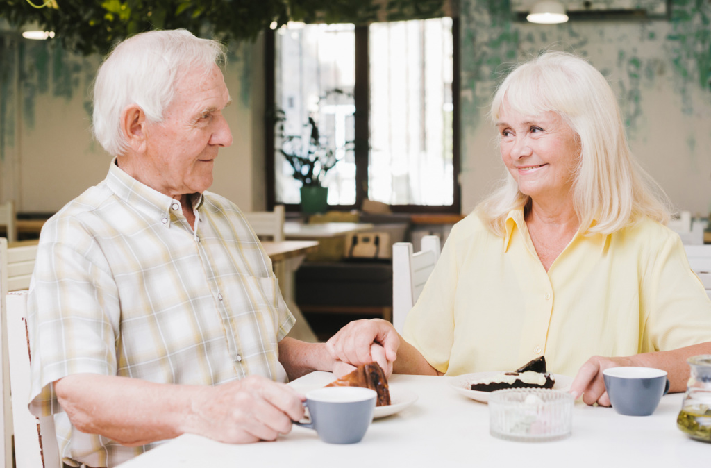 С возрастом количество потребляемой из пищи энергии стоит понемногу снижать Пожилому мужчине требуется 2400 ккал/сутки