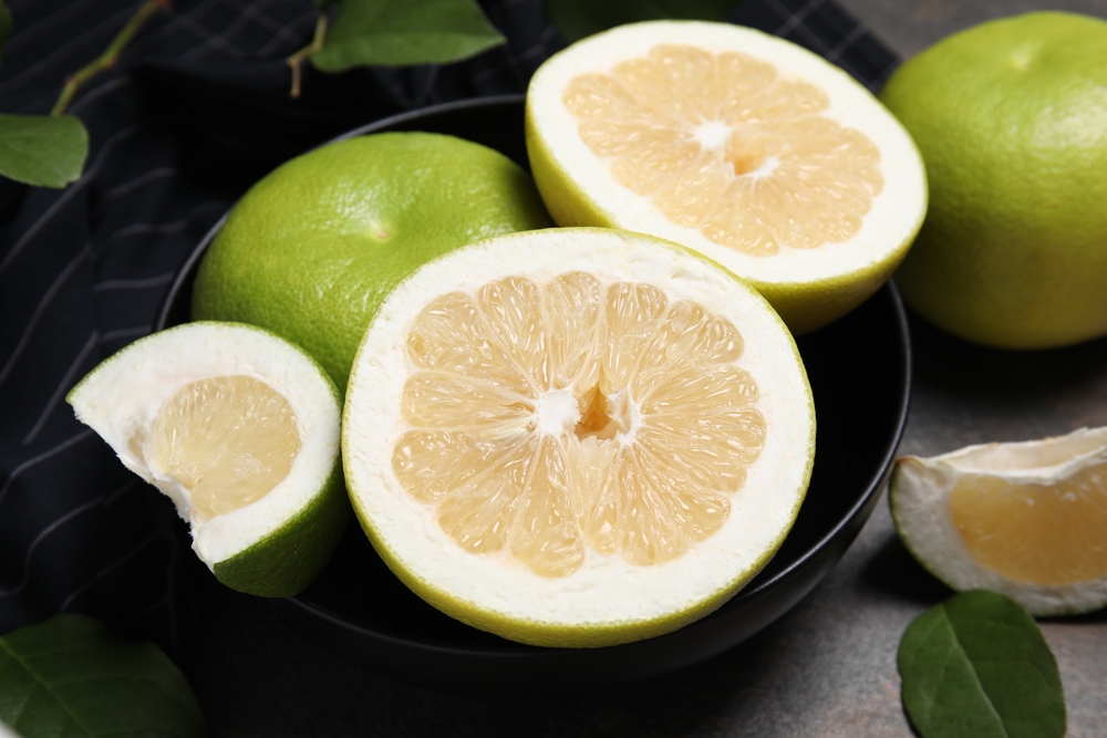 Помело – это крупный фрукт с желтой или зеленоватой корочкой и приятным ароматом Помело