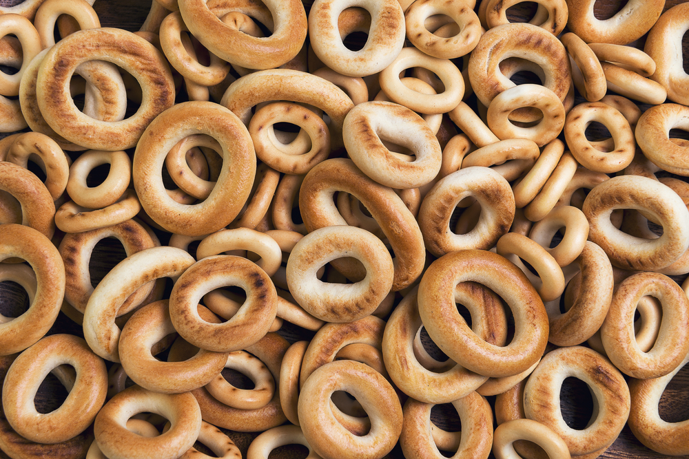 Сушки — традиционное хлебобулочное изделие русской, белорусской и других восточнославянских кухонь Сушки