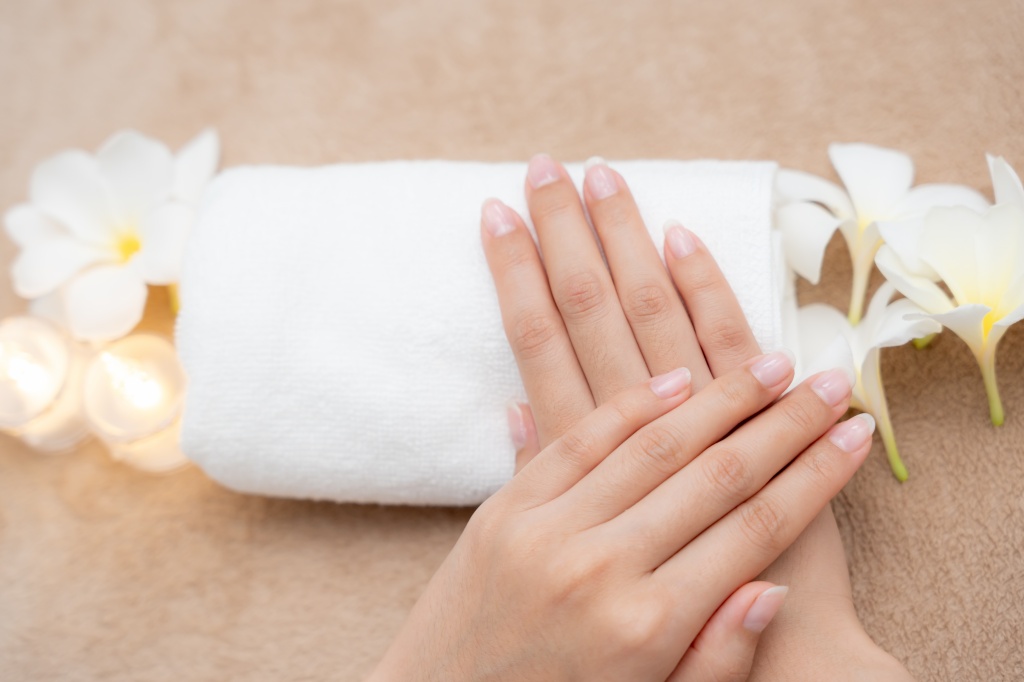 Если процедура выполнялась в специализированном салоне, то после покрытия не требуется дополнительного ухода и восстановления Уход после посещения маникюрного кабинета