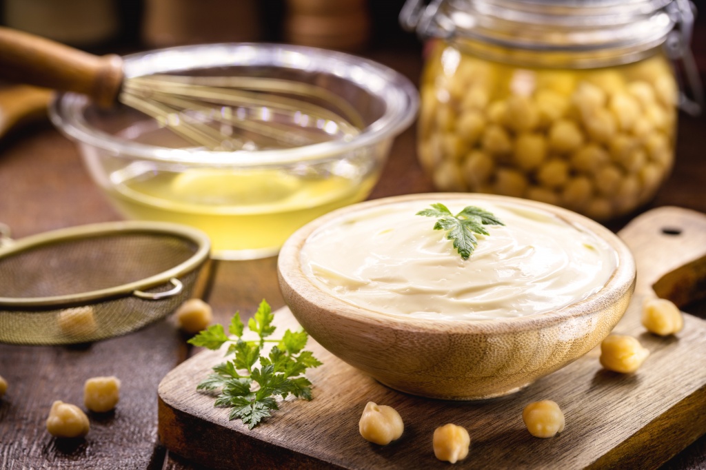 Майонез — это кремообразная эмульсия, составленная из яиц, уксуса, растительного масла и приправ Майонез