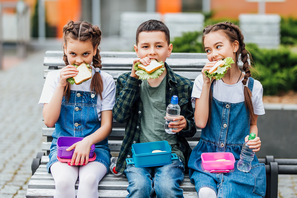 С ранних лет стоит приучать ребенка к культуре правильного питания и организовывать для него полезные перекусы полезные перекусы