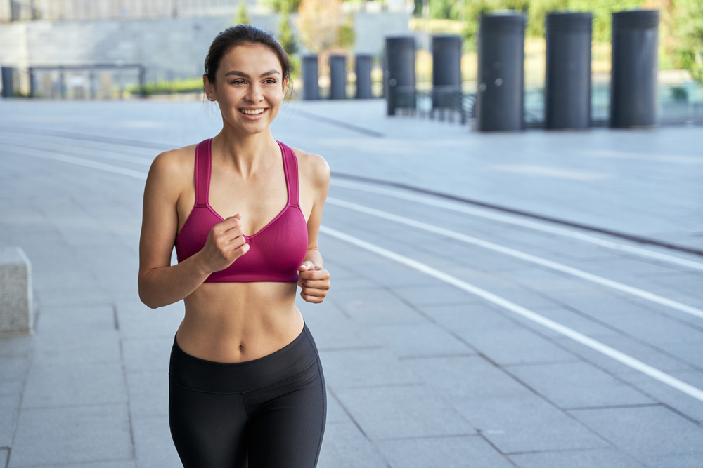 Вышеперечисленные советы помогут вам освоить правильную технику бега на 1 км. Тренируйтесь регулярно, и результат не заставит себя ждать Научитесь правильно работать руками. Они должны быть согнуты в локтях и слегка прижаты к корпусу. Ладони можно сжать в кулаки или расслабить