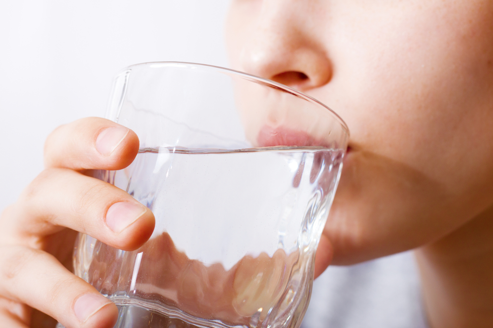 Полезно выпивать стакан воды или другого напитка перед кормлением малыша. Пить следует при каждом ощущении жажды