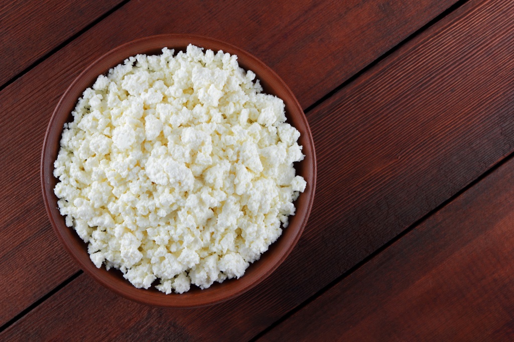 Поклонники фитнеса и здорового образа жизни считают творог отличным источником белка и легким перекусом Пищевая ценность продукта