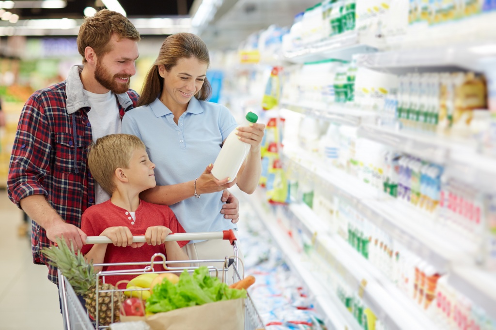 Количество белков в молоке зависит от калорийности и жирности продукта, породы сельскохозяйственного животного и условий его содержания, состава корма, времени года Основу молочного белка составляют казеин (до 90%) и молочная сыворотка