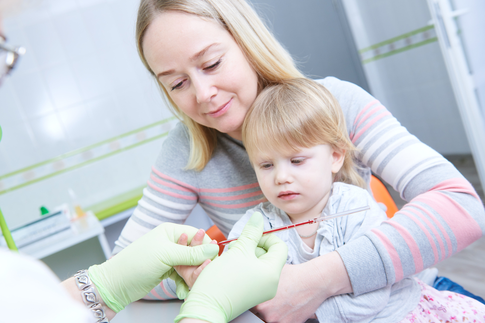 Скорость оседания эритроцитов в крови ребенка может определяться отдельно или при полном его клиническом обследовании При заборе биологического материала отслеживается скорость, с которой оседают эритроциты, смешанные с веществом, которое предотвращает процессы свертывания крови