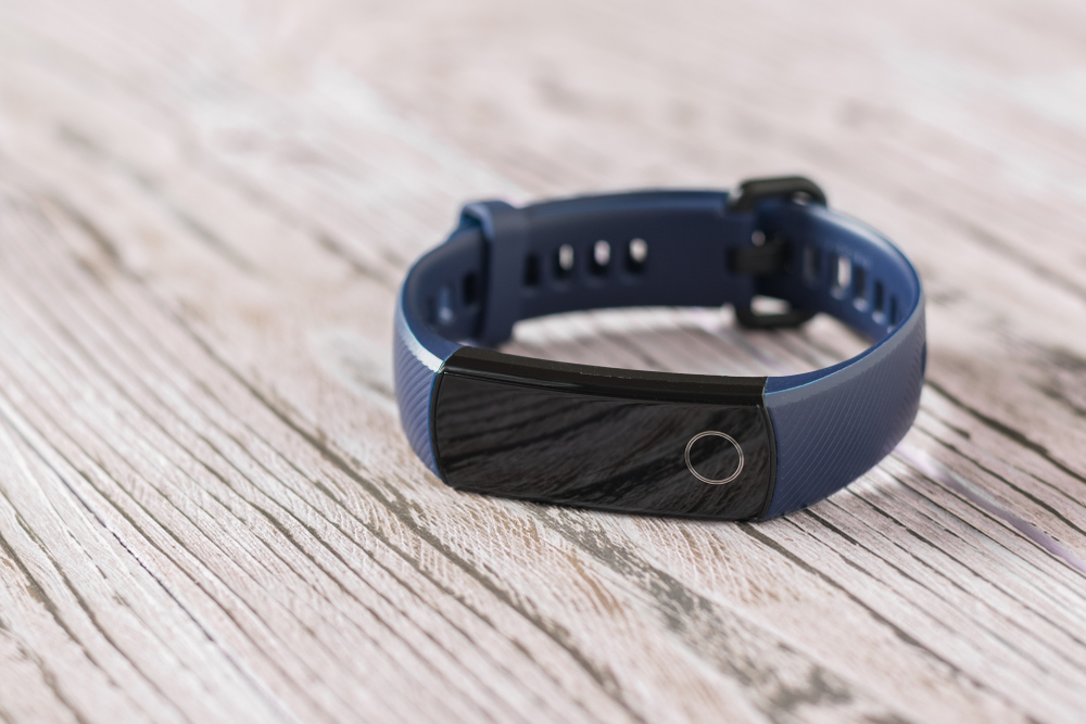 На корпусе этого браслета есть лишь одна кнопка, которая используется для синхронизации и выбора режима активности – сон, бег Huawei Honor Band