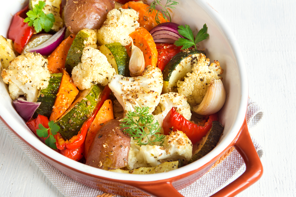 Врачи советуют добавлять в рацион как можно больше растительности в свежем или запеченном виде Овощи