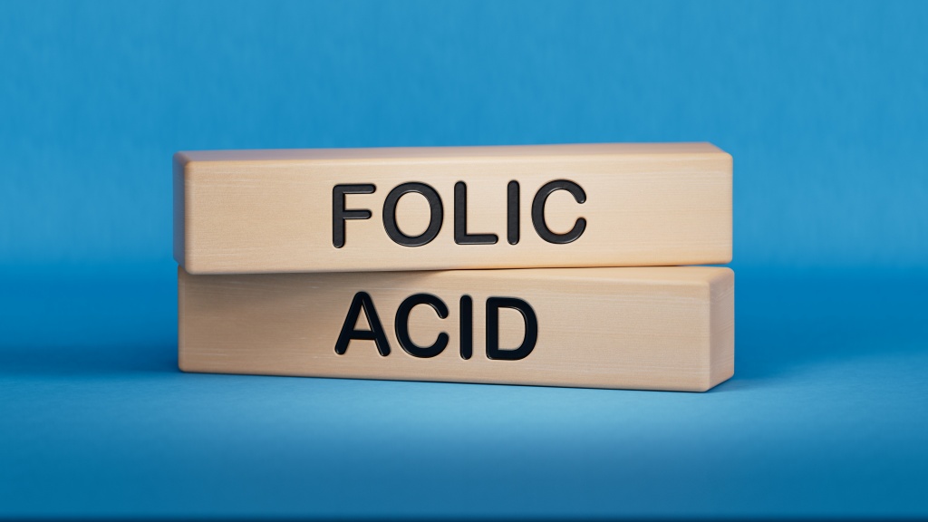 Зелень. Шпинат, лук, петрушка наиболее богаты фолиевой кислотой Фолиевую кислоту в достаточном количестве можно получать с продуктами питания