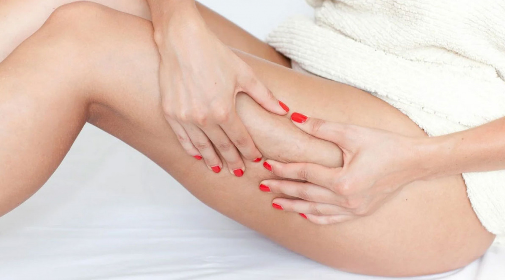 Не все могут посещать салоны красоты и записываться на сеансы к профессиональным массажистам. Этого и не потребуется, если человек умеет выполнять антицеллюлитный массаж в домашних условиях Эффективен ли самомассаж?