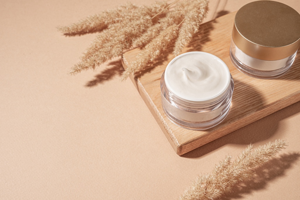 Крем для лица – это важная составляющая ухода для сохранения здоровой, молодой и сияющей кожи Выбор крема всегда должен опираться на множество факторов: от возраста до физиологических особенностей человека.