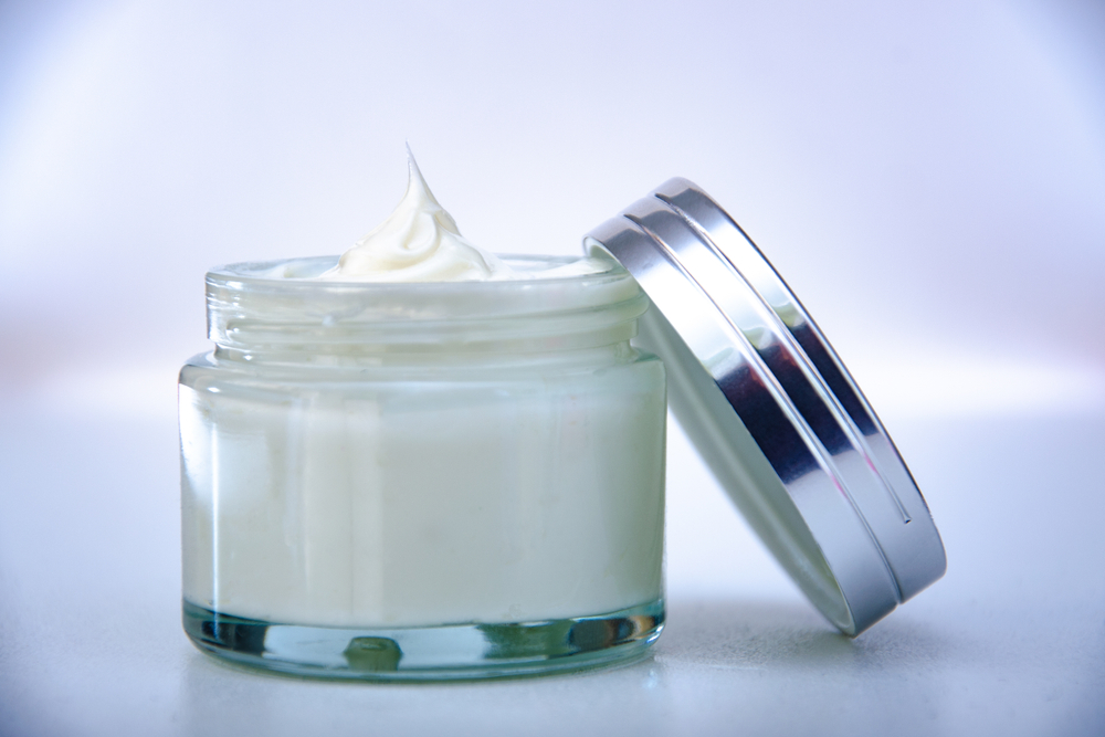 В состав регенерирующего крема входит несколько веществ, которые оказывают основной омолаживающий и восстанавливающий эффект Регенерирующий крем