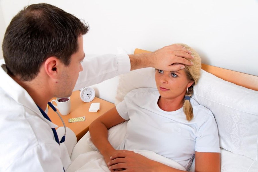 При первых признаках гриппа нужно вызвать врача на дом Лекарственные препараты для лечения гриппа должен назначить врач