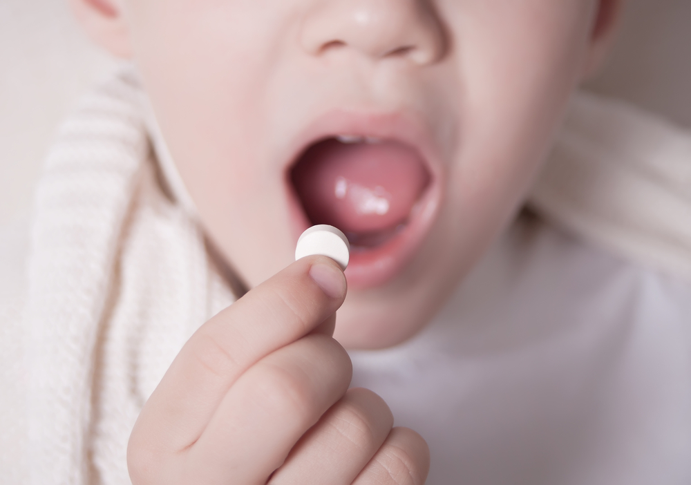 По мнению врачей, кальций лучше усваивается ночью, а значит его прием оптимально перенести на вечер В любом возрасте детский кишечник устроен так, что неспособен усваивать более 600 мг кальция за один раз. Поэтому суточную норму необходимо разбить на несколько приемов