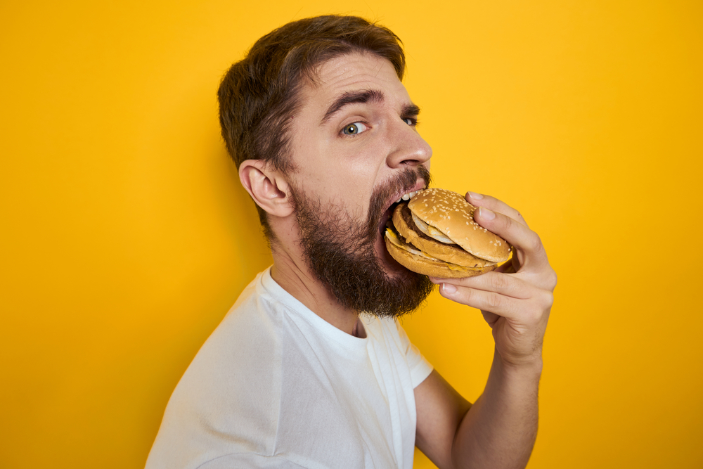 Self-licensing - это понятие в социальной психологии в упрощенном виде означает выдачу самому себе разрешения на некий не самый благовидный поступок (потребление фастфуда), если до этого человек вел себя примерно и заслужил тем самым награду self-licensing