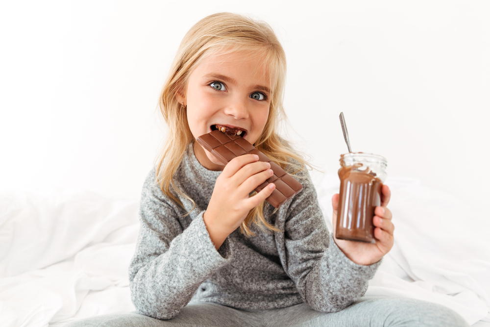 Молочный шоколад — самое распространенное кондитерское изделие из шоколадной продукции В рецептуру молочного шоколада наряду с какао включают сухое молоко (сливки) и значительное количество сахара