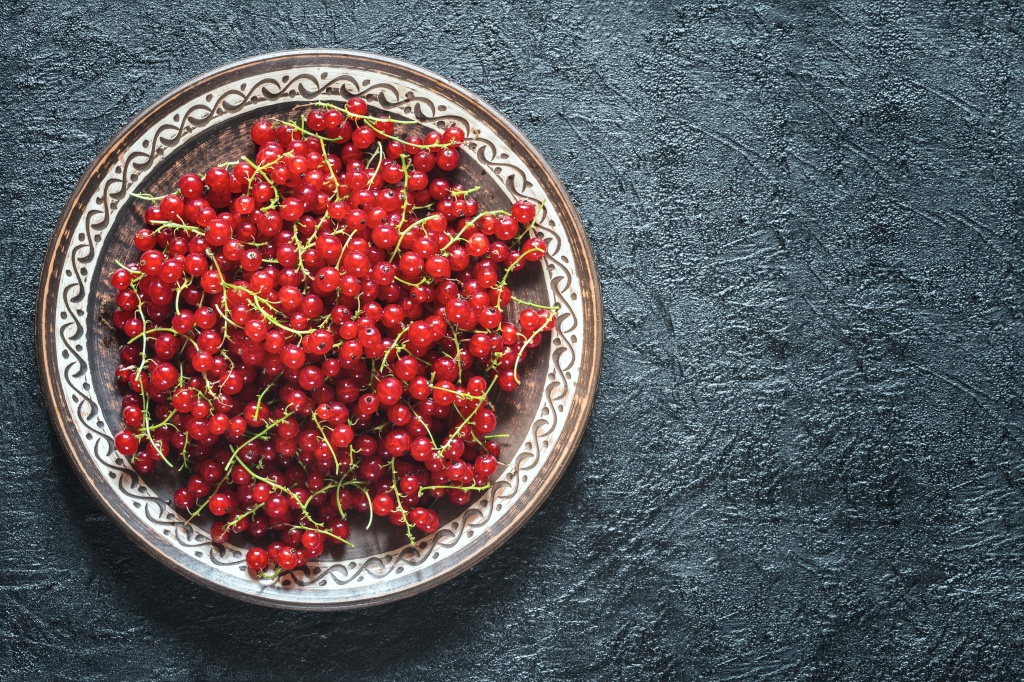 Красные ягоды калины выглядят привлекательно, по размеру совсем небольшие, имеют в своем составе много ценных витаминов, минералов, которые способны положительно воздействовать на системы человеческого организма Калина красная