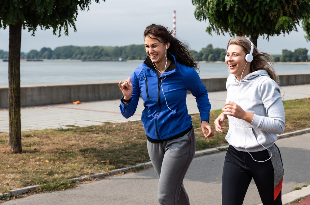Тем, кто давно занимается бегом, для получения максимального удовольствия от занятий, опытные спортсмены советуют бежать в компании с друзьями Бежать в компании с друзьями