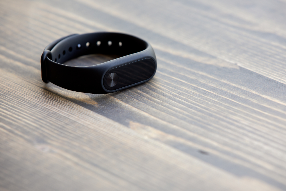 Девайс выдает результат по артериальному давлению, частоте пульса Для измерения давления используется специализированная программа. Устройство светит на кожу, измеряет уровень поглощенного кислорода