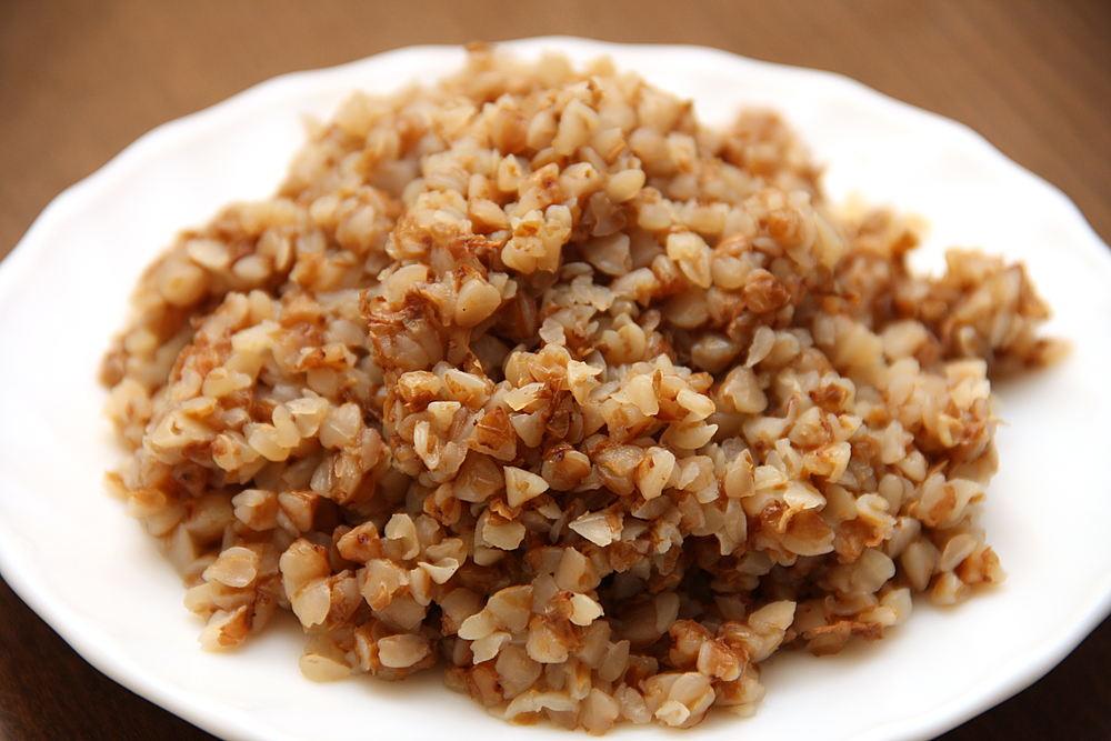 Для человека, который регулярно занимается спортом, очень полезна гречневая каша гречневая каша