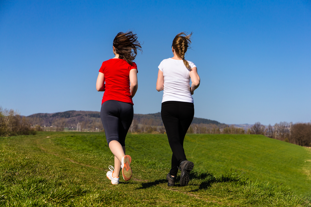 Начинать бегать по утрам нужно с небольших, неутомительных нагрузок В первое время бег чередуют со спортивной ходьбой. После каждых 3 минут бега переходят на 2 минуты ходьбы