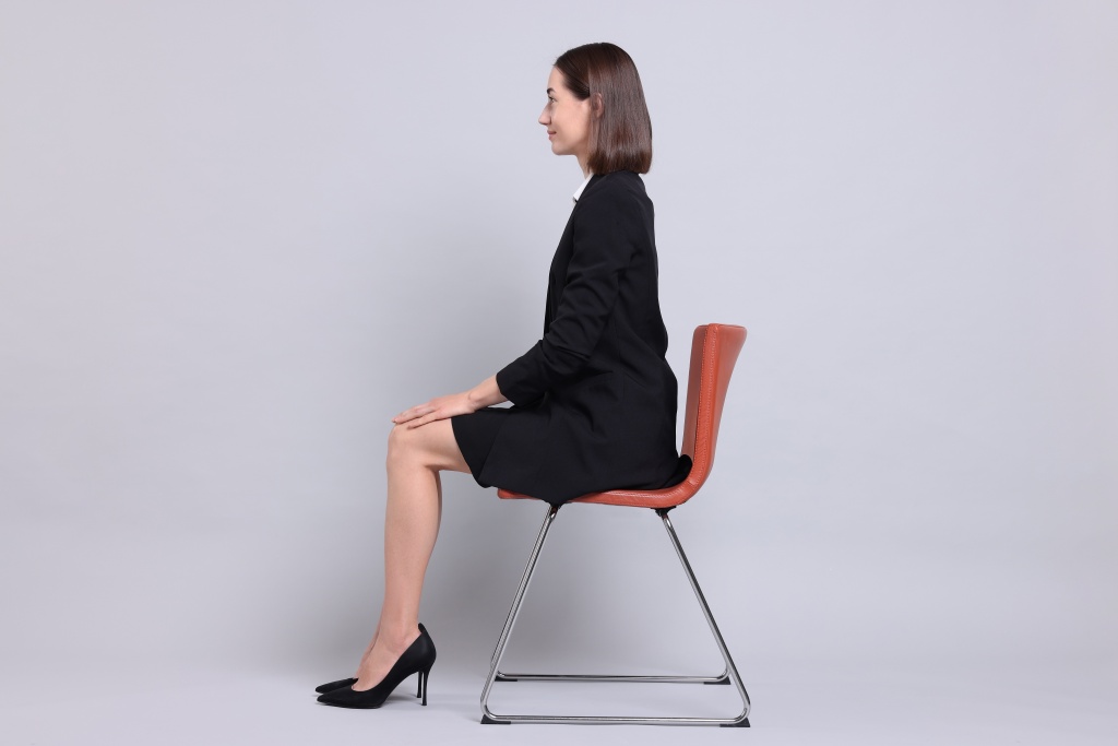 Если речь заходит о ребенке дошкольного или младшего школьного возраста, то допустимы некоторые отклонения Причины неправильной осанки у детей