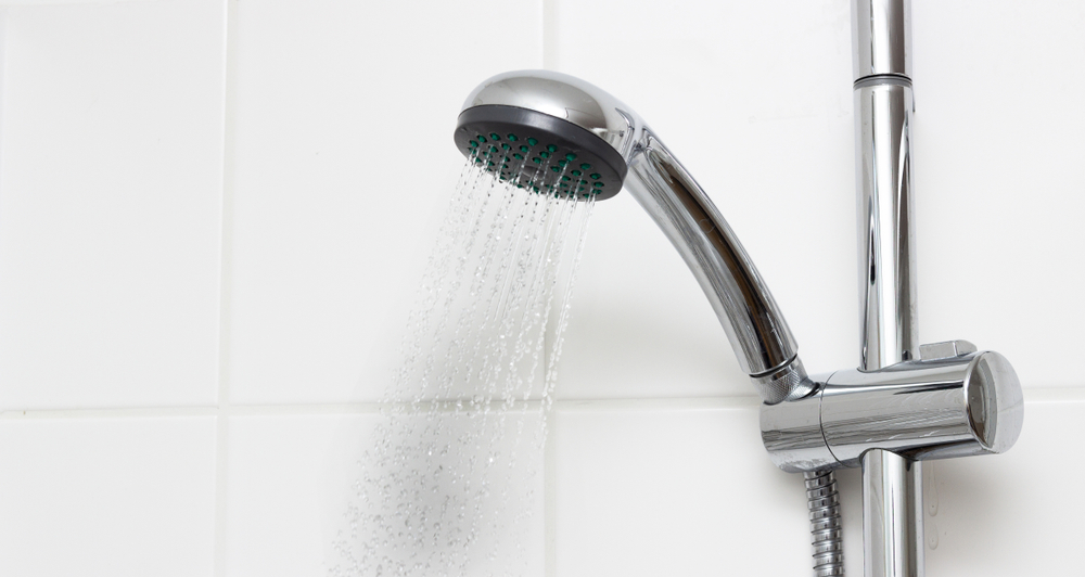 Специалисты рекомендуют принимать контрастный душ Контрастный душ