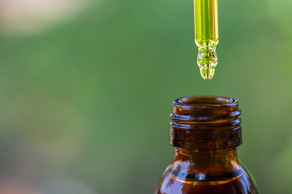 Средства с содержанием ястребинки используются при ангине, конъюнктивите, заболеваниях десен. Настои предназначены для наружного использования: полосканий, промываний Средства с содержанием ястребинки