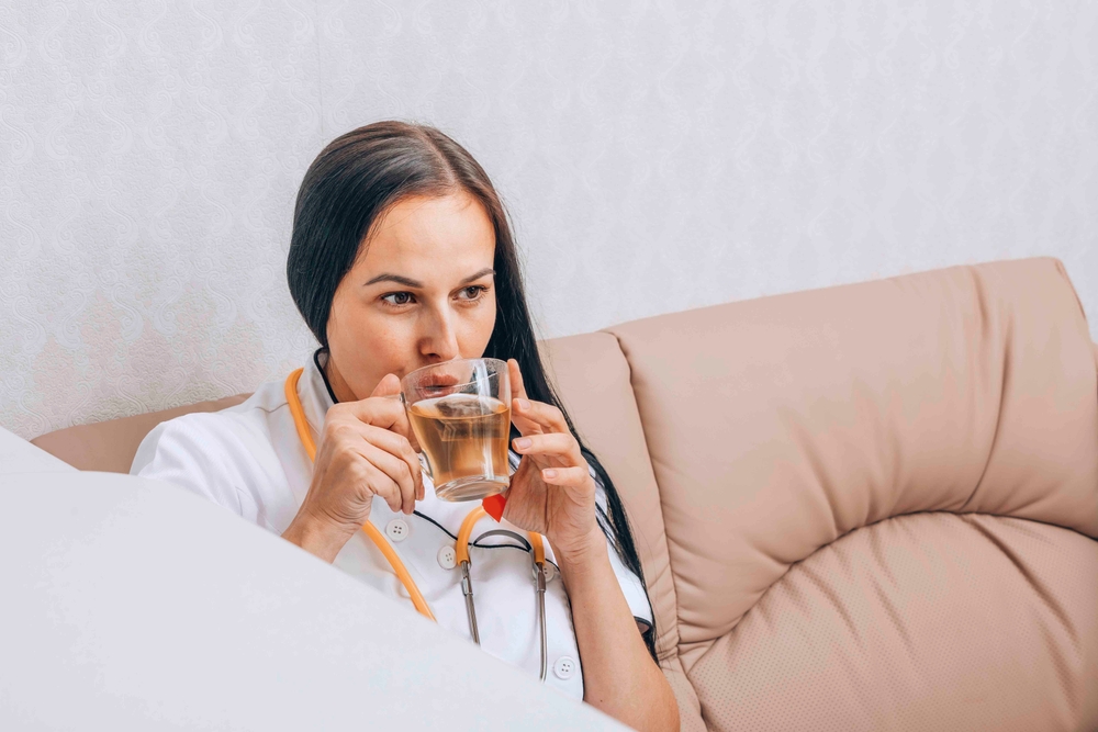 Если есть желание, то вместо воды можно пить слабые травяные чаи, отвар шиповника, некрепкий чай (любой) и компот из сухофруктов Слабые травяные чаи