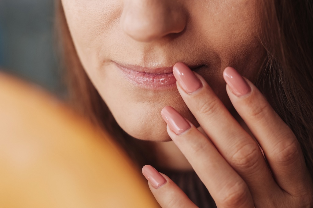 Следует пользоваться бальзамом для губ с УФ-фильтрами Как бороться с сухостью губ?