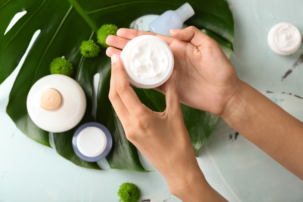 Биосахарид используется в производстве смываемых и несмываемых косметических форм. Например, кремов для лица, гелей для умывания, сывороток и масок Польза и применение в косметологии